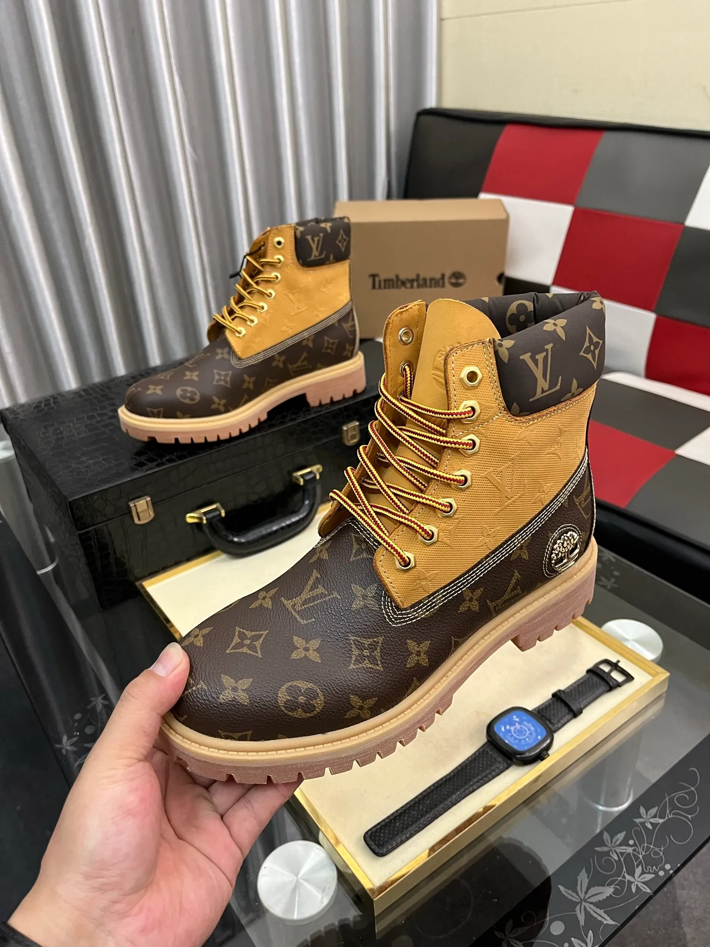 Ex-factory price: 458⌚️⌚️LV x Timberland Timberland joint model Presbyopia Embossed Rhubarb Boots Ankle Boots Short Boots LV x Timberland ankle boots are made of Monogram embossed waterproof nubuck cow leather, relying on the brand's exquisite craftsmanship to carefully reshape the classic Timberland 6-inch boot shape in Italy, with an eye-catching American workwear style. Created by Pharrell Williams 2025 autumn and winter menswear show. Monogram embossed tongue, original Timberland laces and outsole are exquisite details, and the leather label expresses the cooperation logo. Exquisite packaging at the delivery counter🛍📦 ▪️Material: Original customized imported first-layer cowhide ▪️Inner lining: Original customized leather lining/mesh lining ▪️Outsole: Original molded rubber material ▪️Sole thickness: 3.5CM ▪️Size: 38-44